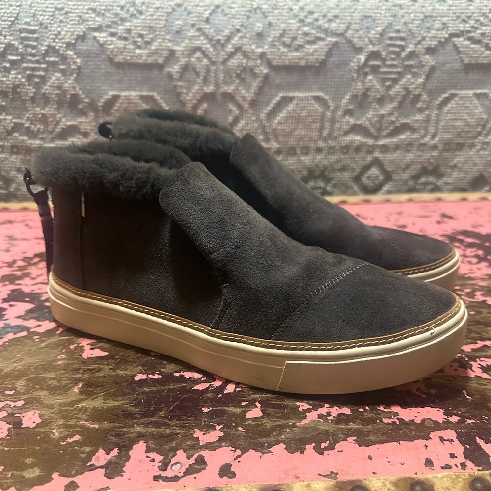 TOMS Paxton Grey faux fur bootie sz 8.5